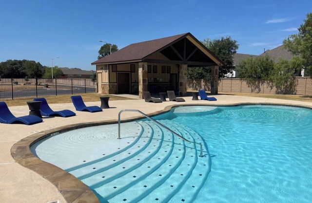 River Getaway in Historic Gruene. Walk to river, shops, restaurants, and more!