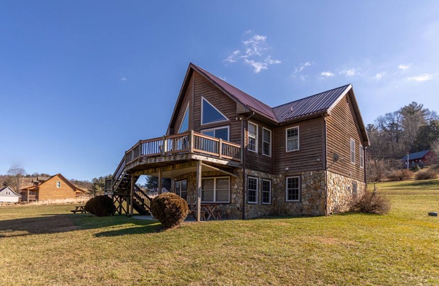 River House at Meadow Landing - Impresionante cabaña frente al río en el río New en Todd