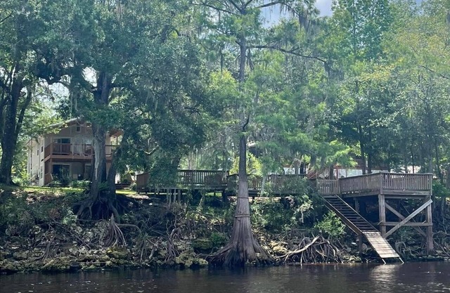 River house on Suwannee River near Sante Fe, Ichetucknee, and multiple springs!