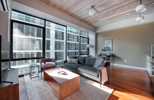 River North 1br w gym lounge roof nr Riverwalk CHI-891