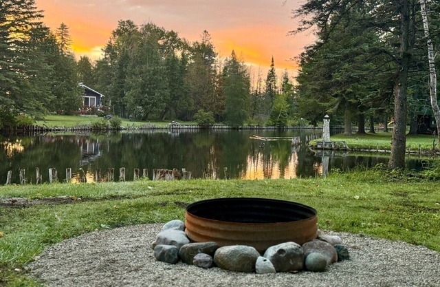 River Pines~Downtown Waterfront w/ Wildlife Watching! Firepit,Snowmobile,Biking