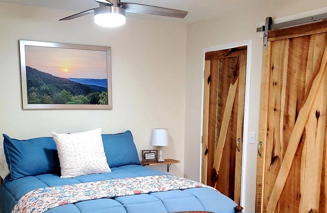 River Point Retreat-mini-farm, fire-pit, near hiking, dining, shopping, skiing