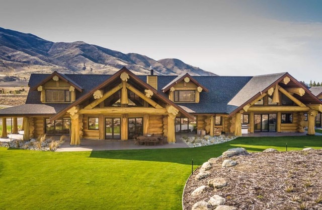 Casa de troncos hecha a mano con impresionantes vistas al río y lujosos interiores.