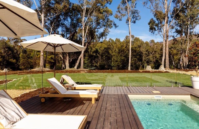River Run - This Resort-like executive retreat gives seclusion and magnificent bushland views.