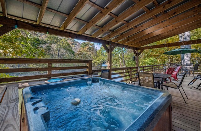 River Song Retreat - Right on the River!