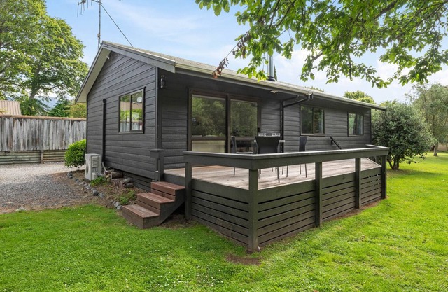 RIVER TRAIL RETREAT – TURANGI HOLIDAY HOME, with a garden in Turangi