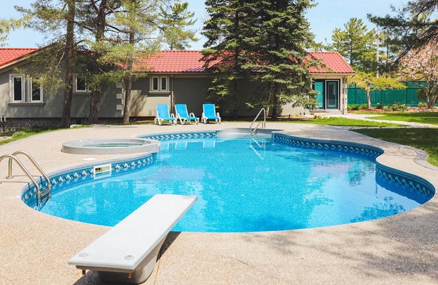 River View cozy cottage steps shared pool & firepit