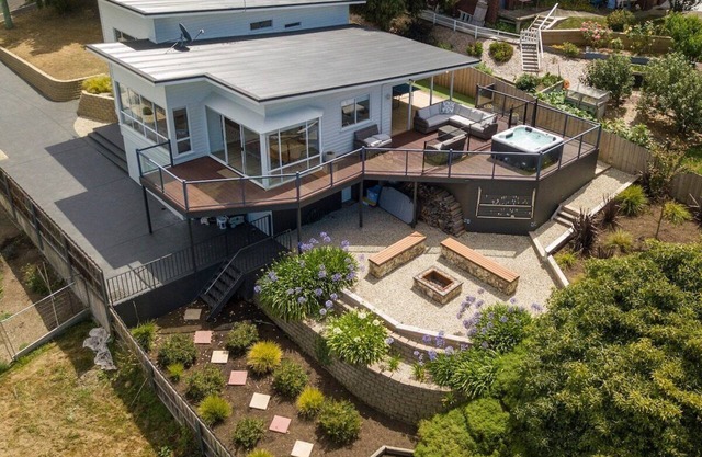 River View Holiday House 10 min to CBD. Sleeps 8.