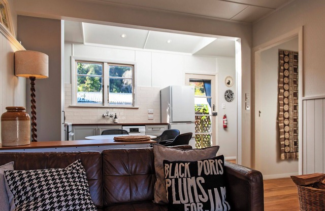 River Walk Cottage - Nelson's Charming Riverside Retreat