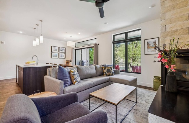 River West 814-Experience comfort & adventure. A spacious condo with stunning mountain views.