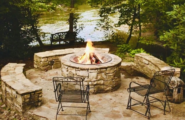 Riverbend Log Cabin, Waterfront, HotTub, Tubing, Fishing, WiFi, Cable, Fire Pit