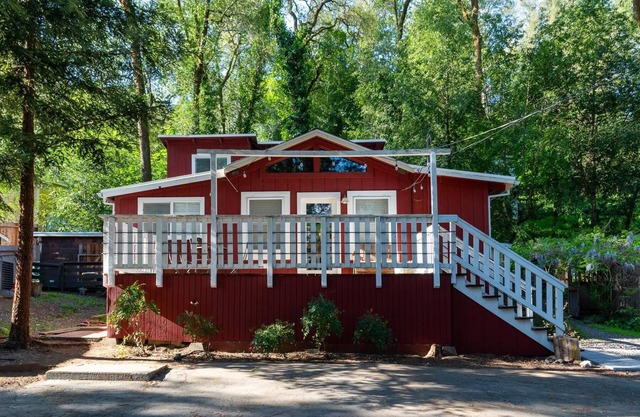 Riverbend Retreat -- Complimentary wine tasting at Croix included!