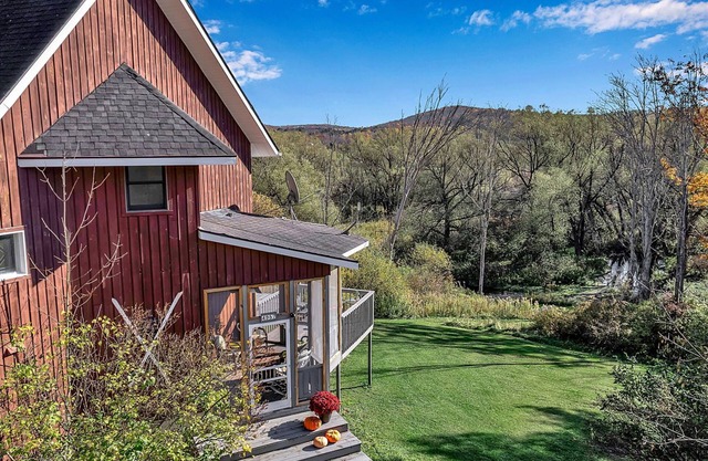Riverbend Retreat - 8 minutes to skiing or town!