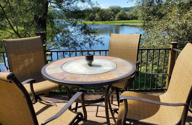 Riverbend waterfront, game room, fire pit, private dock