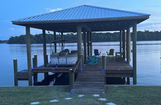 RIVERFRONT BRAND NEW BEAUTIFUL 3-BR Home Welaka, Deck, Dock BRING YOUR OWN BOAT!