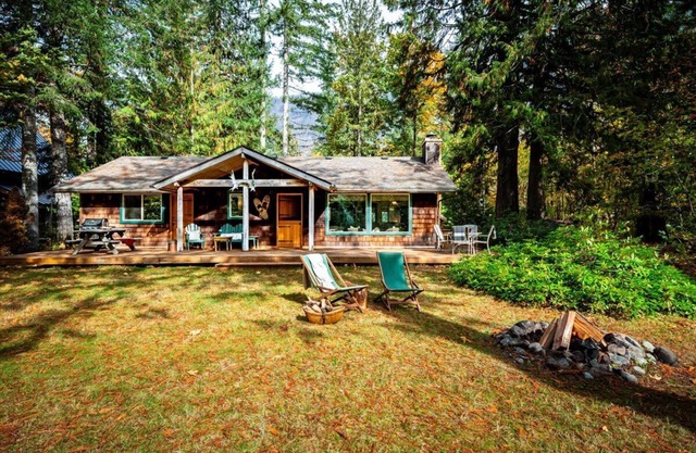 Riverfront cabin, 25 minutes to Stevens Pass