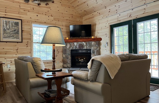 Riverfront Cabin : The Cozy Brown Trout Lodge