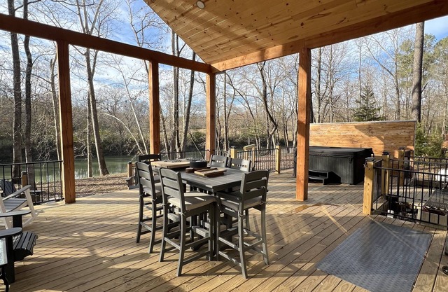 Riverfront Cabin w/Hot Tub. 30 Miles N of Broken Bow Lake. New High speed Wifi