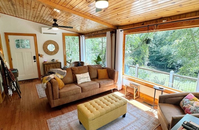 Cozy, Private Waterfront Cabin - 1 mile from Dahlonega Wine Trail