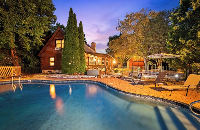 Cozy Cabin on River: Heated Pool, Cedar Hot Tub, Sauna & Fishing/Boating Dock