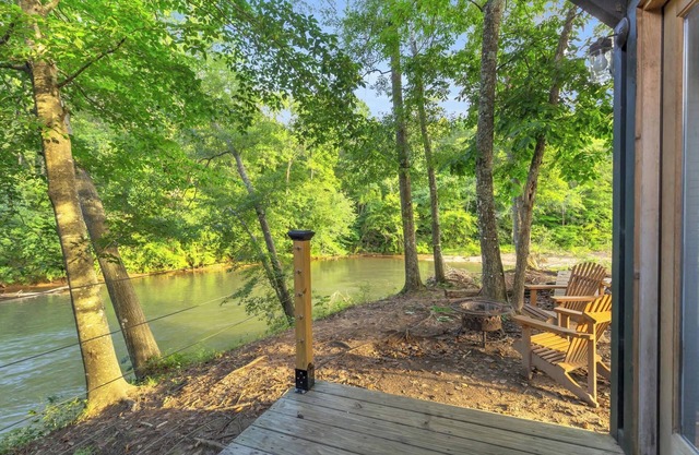 Riverfront Camping Pod, W/Bath House, Close to DT