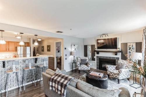 Riverfront Charm - A Scenic Downtown Stay for 6