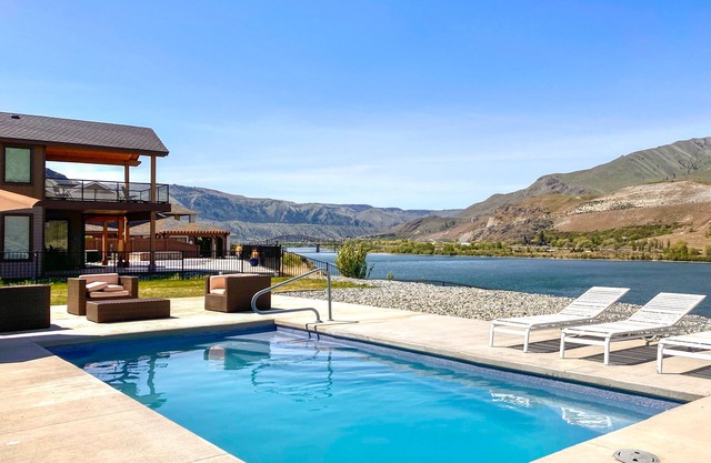 Riverfront, Chelan area home with private pool & hot tub