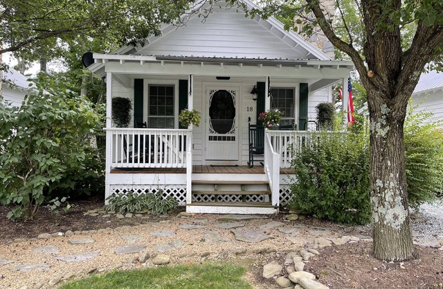 Riverfront Cottage / Fish Camp Getaway