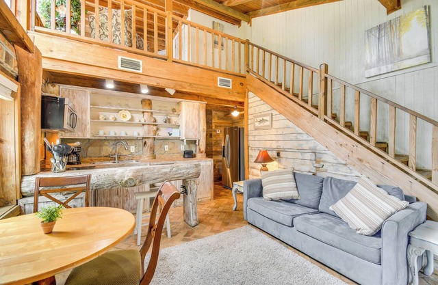 Riverfront Deck: Outdoor Retreat in Fairhope!