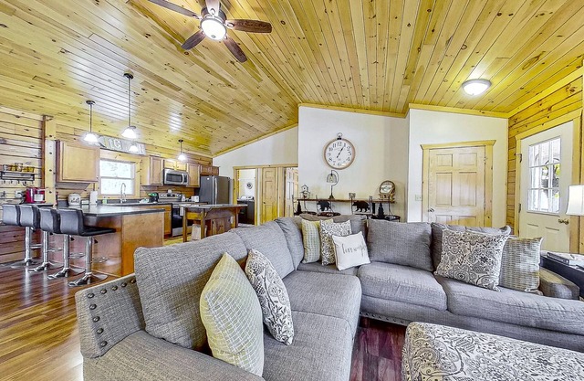 Riverfront dog-friendly house near skiing with firepits, wood stove & beach