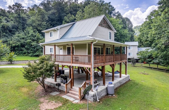 Riverfront gem w/wraparound deck, horseshoes, firepit, hot tub, WiFi - 2 dogs OK