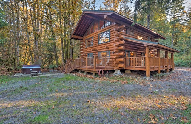 Riverfront Gold Bar Log Cabin Near Stevens Pass!