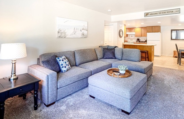Riverfront Ground-Floor Condo w/Free WiFi, Private Patio, near Wenatchee River!