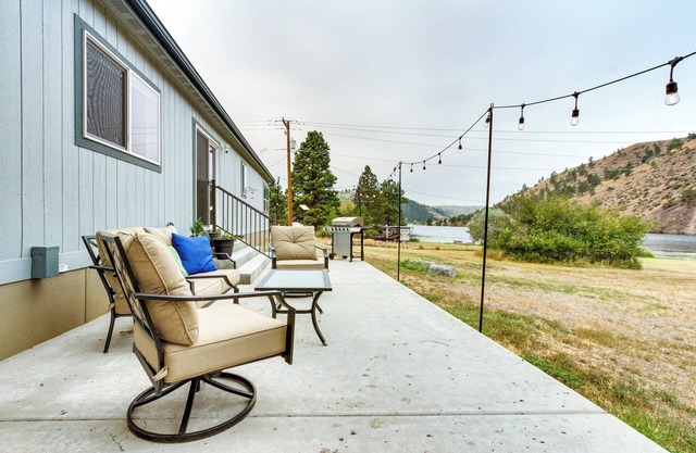 Riverfront Helena Retreat w/ Small Dock + Kayaks!