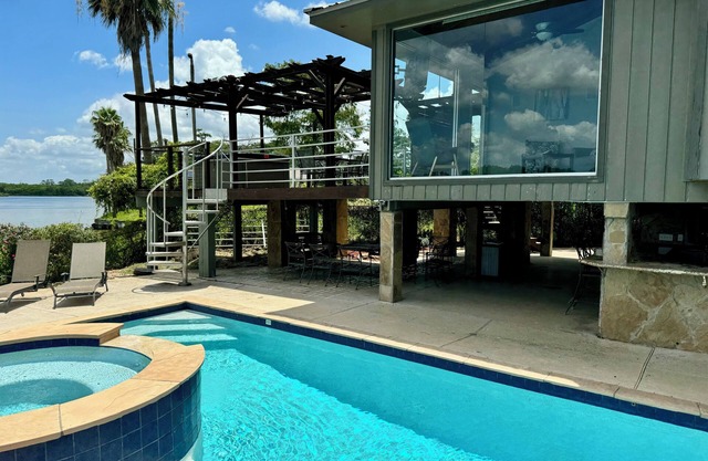 Riverfront Home in Houston with private pool and hot tub
