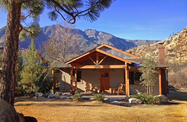 Casa frente al río en el río Kern en Kernville