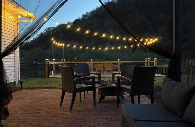 Riverfront House, Deck Over River, Bar, Gazebo, Pets Welcome, Scenic Views, Dock