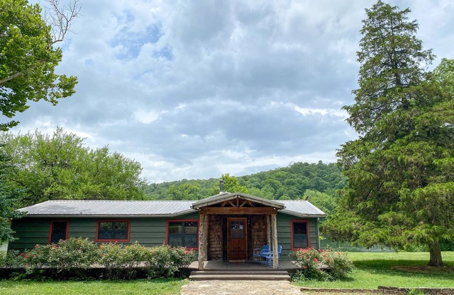 Riverfront House, Sleeps 10, at Wildcat Shoals Boat Ramp, Excellent Bank Fishing
