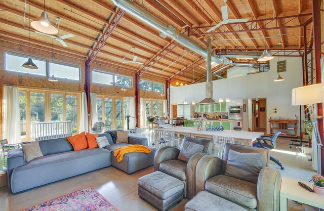 Riverfront Libertyville Retreat w/ Outdoor Kitchen