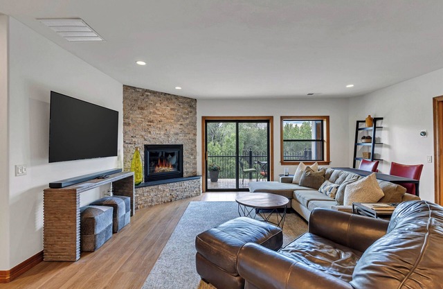 Riverfront Luxury within Minutes to Skiing