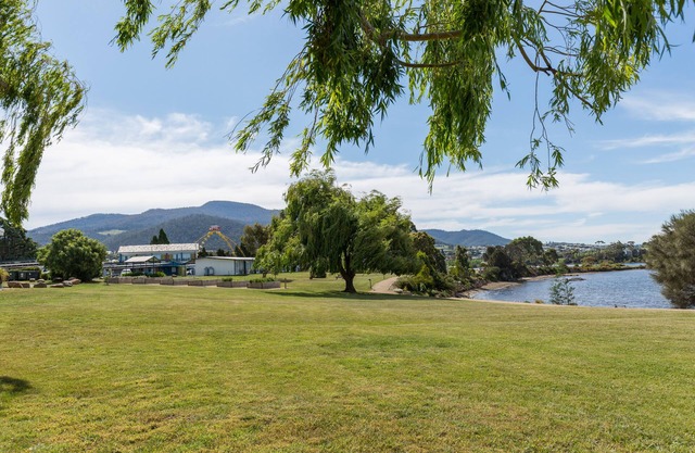 Riverfront Motel & Restaurant