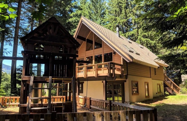 Riverfront Mt. Rainier / Crystal Mountain Chalet