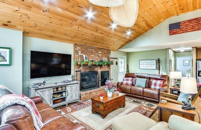 Riverfront Newland Home w / Pool & Golf Club Access!