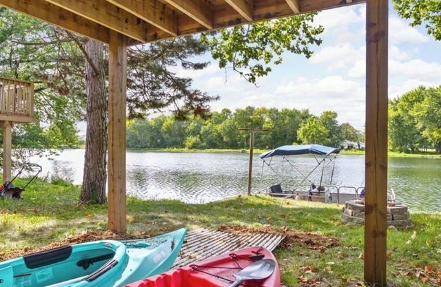 White River front house, kayaks, hiking, golf, nature, fishing!!