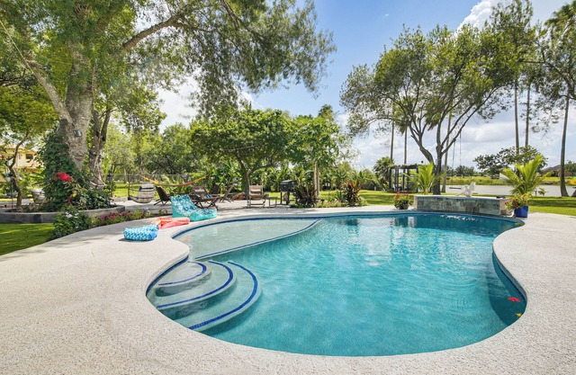 Riverfront Oasis w/ Private Deck in Los Fresnos!
