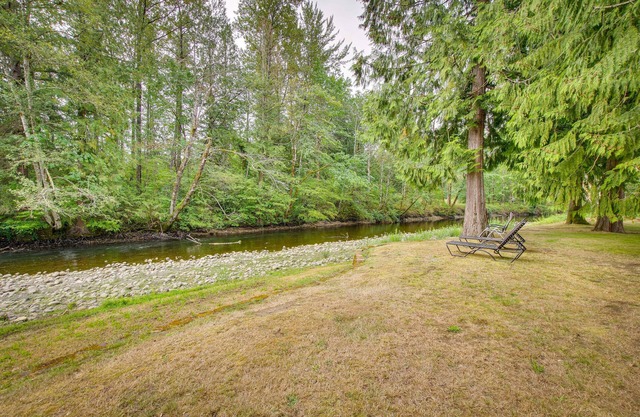 Riverfront Rental w/ Deck: 4 Mi to Wallace Falls!