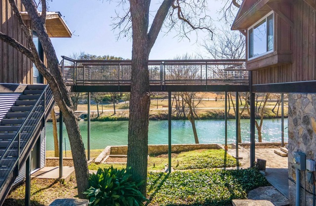 Riverfront Retreat ~ 2 Blocks to Big Rocks Park