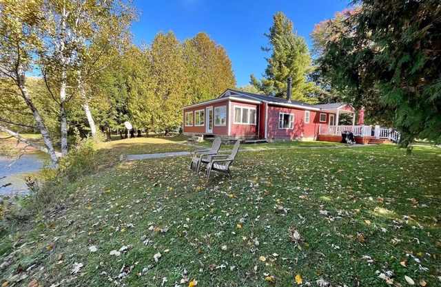 Riverfront Retreat | Fire, Sunroom, Kayaks, Tubes