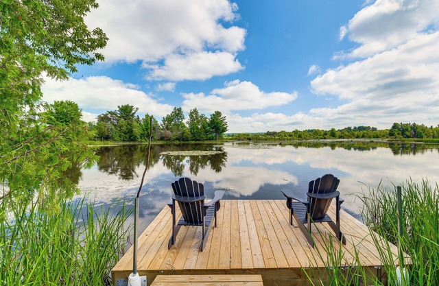 Riverfront Retreat/Hot Tub/ Short Walk to Downtown