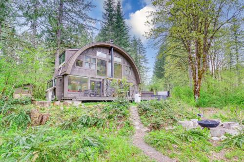 Riverfront Skykomish Cabin with Private Hot Tub!